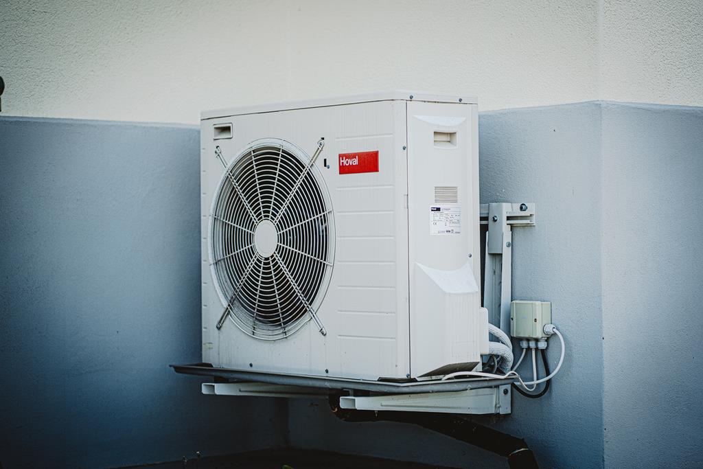 o ar condicionado pode fazer com que sua conta aumente muito se o aparelho ficar ligado várias horas seguidas todos os dias