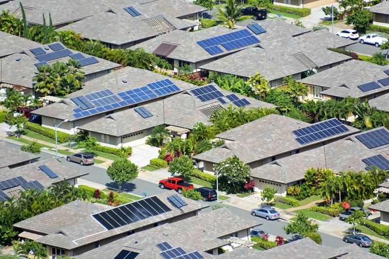 Casas residenciais com uso de painéis solares.