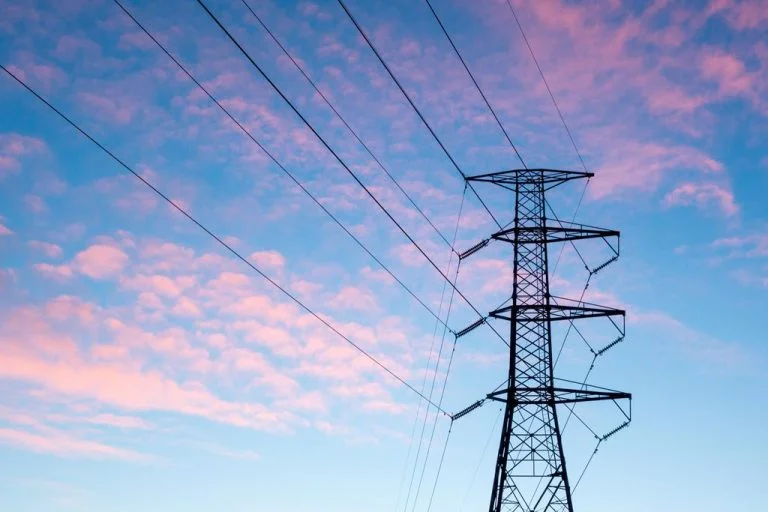 Com energia solar tenho luz se faltar na rua