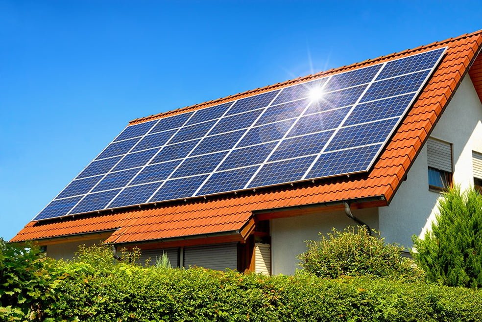 a energia solar funciona por meio de painéis que convertem a luz do sol em energia