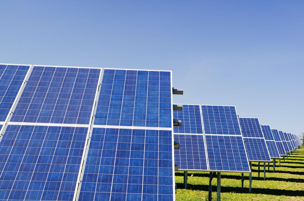 as placas solares possuem um valor que varia entre R$700 e R$1300, dependendo da potência que possuem