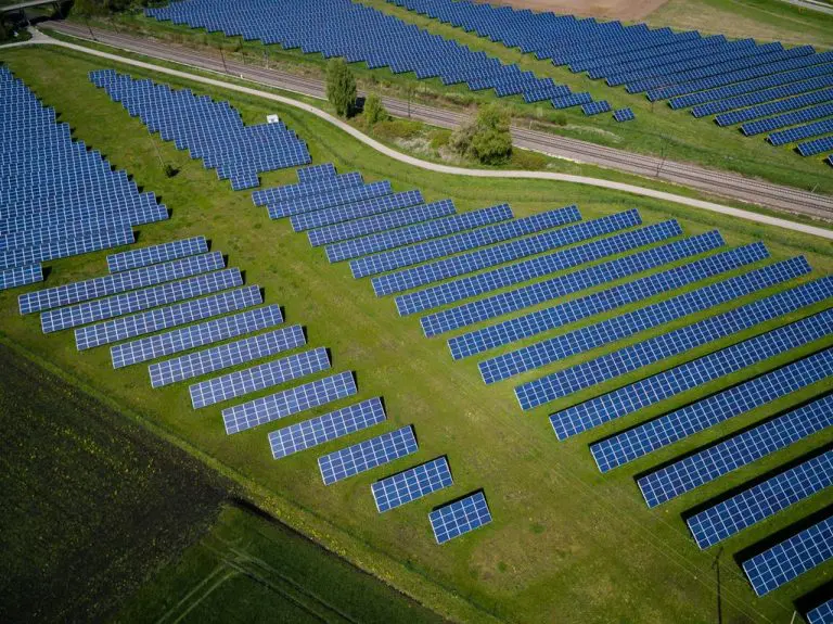 Quantas usinas solares o Brasil tem atualmente em funcionamento e sendo construídas?