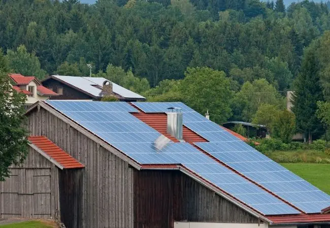 instalação de painéis fotovoltaicos em um telhado