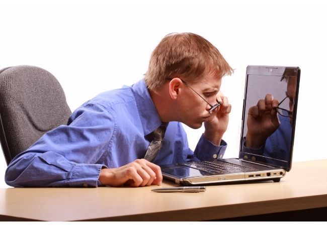 Homem trabalhando com seu computador no escritório