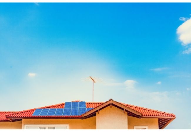 Casa com placas de energia solar