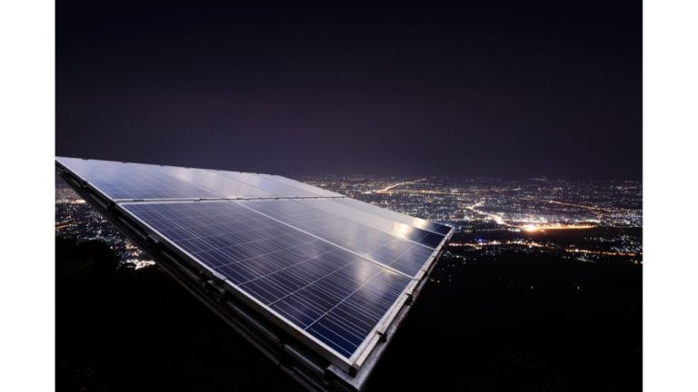 Painel solar que gera energia à noite