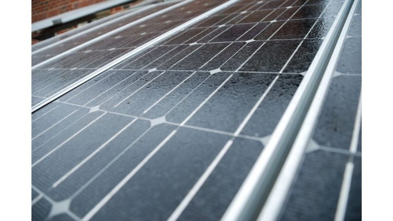 Como funciona a energia solar em dias de chuva?