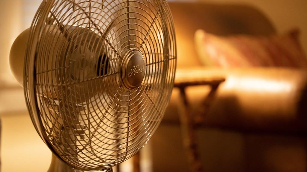 Caso a sua casa não for tão quente, um ventilador vai resolver os seus  problemas com o calor
