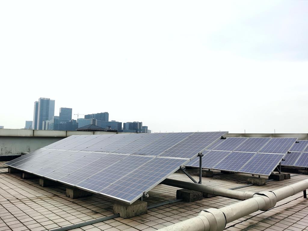 a energia solar é capaz de suprir toda a demanda de uma residência, desde que haja baterias o suficiente para a demanda em sistemas Off Grid