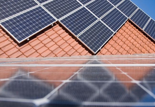 A inclinação do telhado é outro fato a se considerar quando o assunto é instalação de energia solar residencial