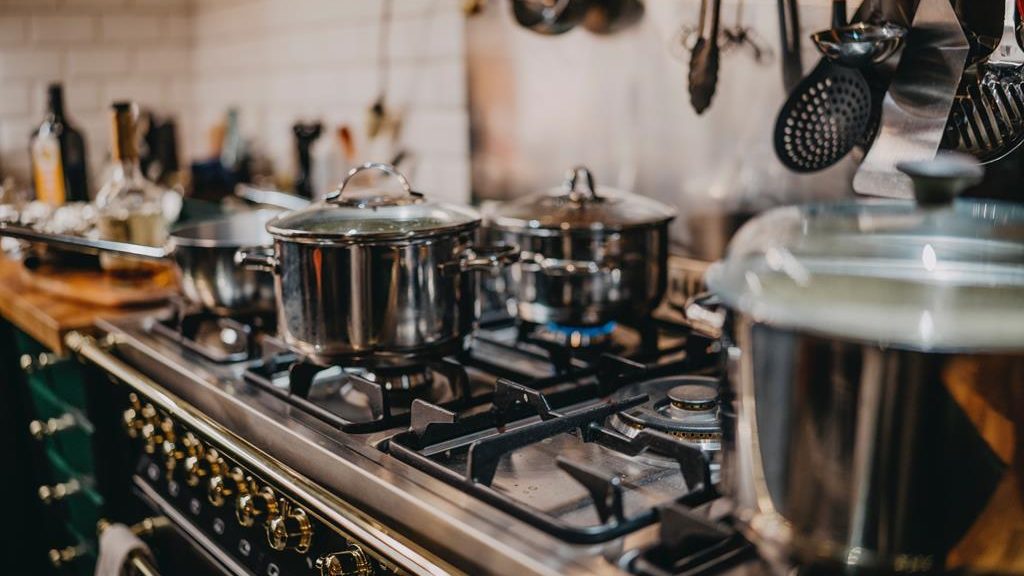 Cozinhar no fogão e em grandes quantidades vai te ajudar a economizar 