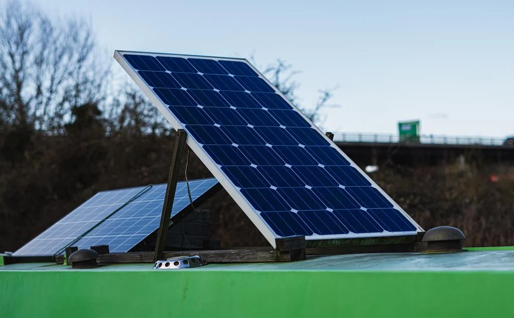os painéis solares podem ser instalados tanto nos telhados, como no solo