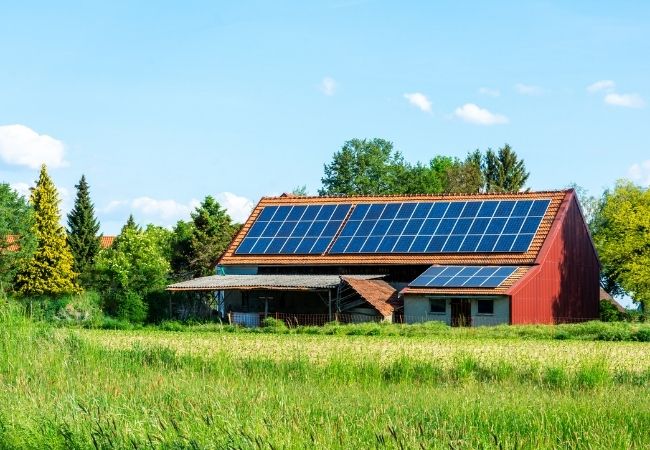Casa rural com placas solares