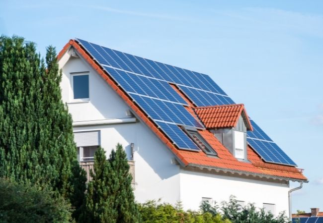 Placas solares no telhado de uma casa que é equipada com energia solar