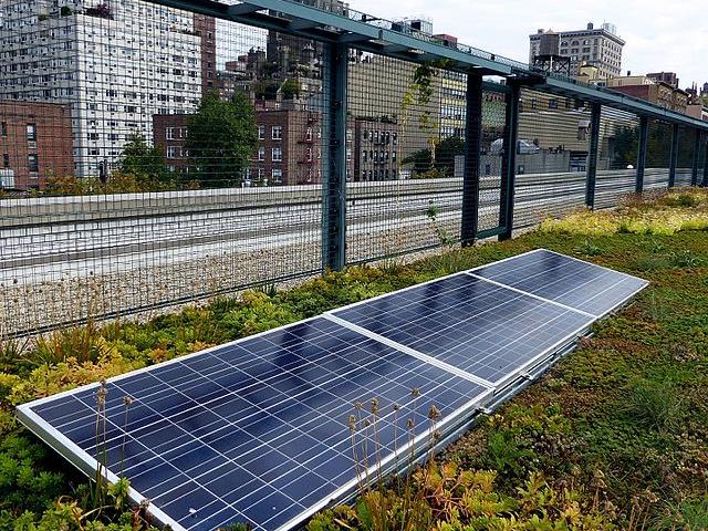 telhado-verde-com-painel-solar