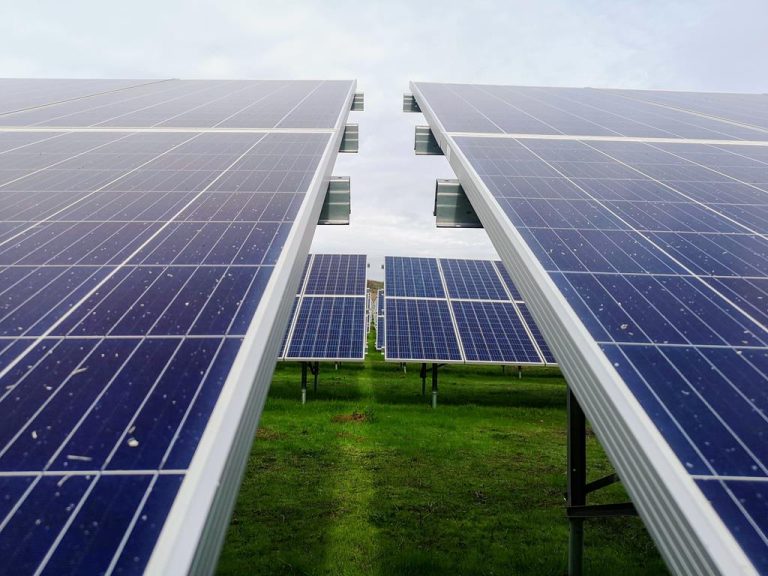 É possível trocar toda energia por solar nas residências e no país?
