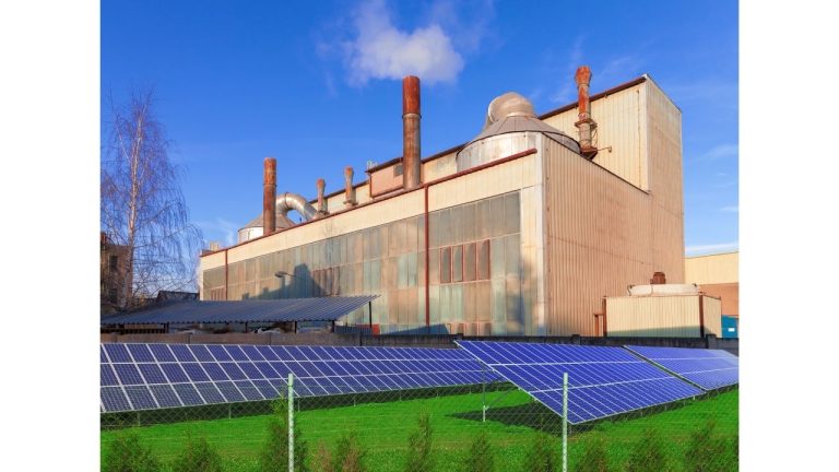 Como a energia solar pode contribuir para a eficiência energética industrial?