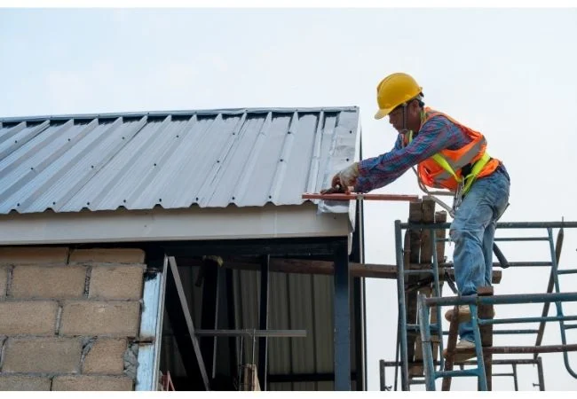 Aprenda como calcular a inclinação ideal de um telhado para galpão
