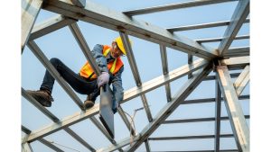 Veja como funciona a manutenção de um telhado de galpão
