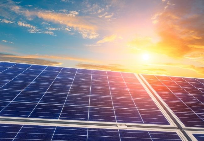 A energia solar pode ajudar as industrias a economizar financeiramente.