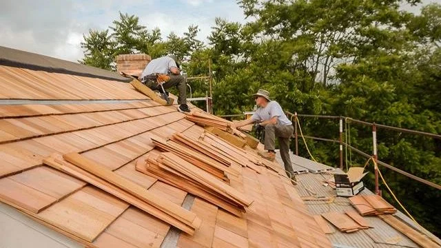 Dois homens reformando telhado residencial