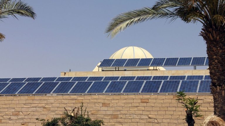 O uso de painéis fotovoltaicos em indústrias