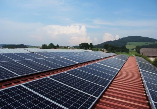O financiamento da energia solar industrial pode te ajudar a economizar na conta de luz!
