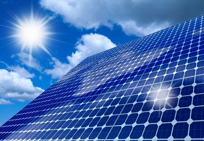 Energia fotovoltaica funciona pegando os raios solares e transforma em energia elétrica. 