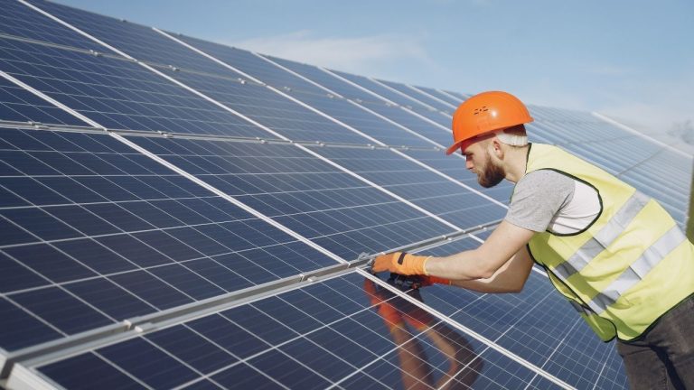 Conheça as vantagens do uso de energia solar em indústrias