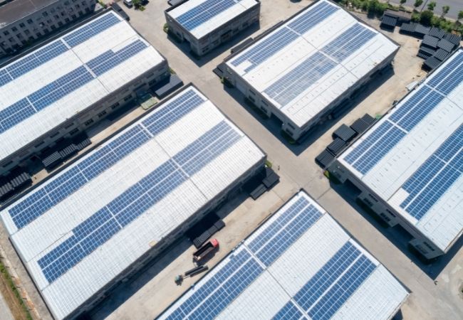 Painéis fotovoltaicos no meio da indústria
