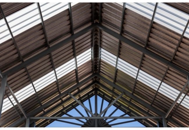 Veja exemplos dos tipos de telhas que podem ser usados nos telhados de galpão