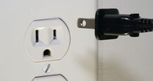 retirar aparelhos da tomada para economizar energia