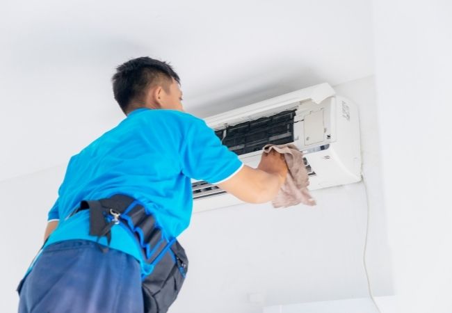Como realizar a manutenção e a limpeza do ar-condicionado? 