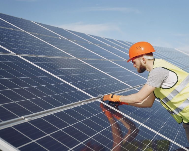 Como os uniformes do integrador podem ajudar a vender mais energia solar?