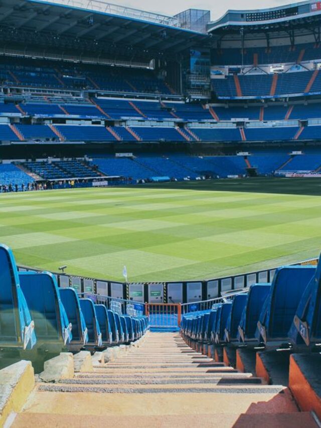 Imagem de estádio da arquibancada.