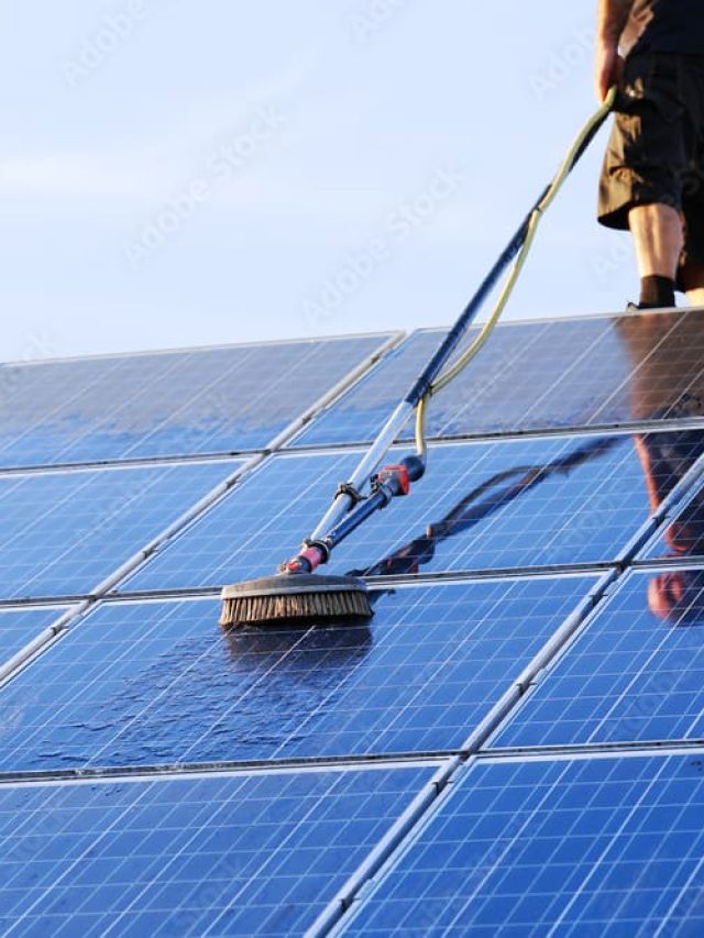 Posso limpar meus painéis solares?