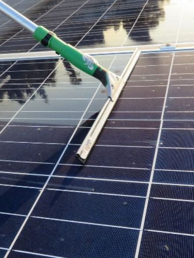 Como deve ser realizada a limpeza dos painéis solares?