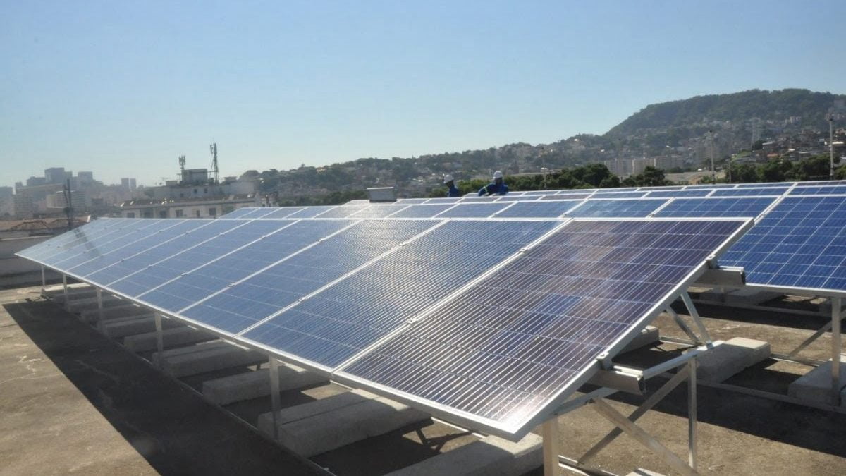 Painel solar instalado no prédio do Centro de Operações Rio (COR), na Cidade Nova: economia de energia para os cofres públicos. Foto: Divulgação/Prefeitura do Rio de Janeiro