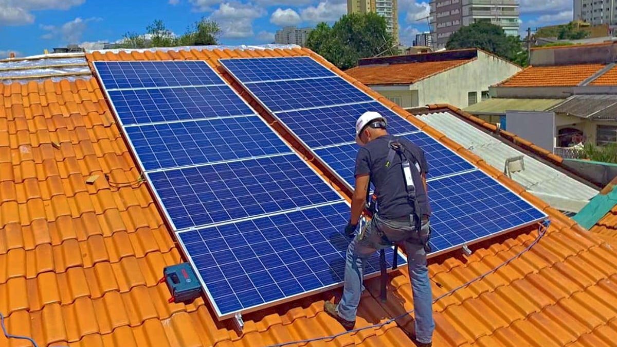 Homem instalando  painel solar bifacial 