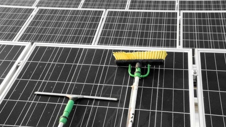 Limpeza do painel solar: como e quando limpar o painel solar?