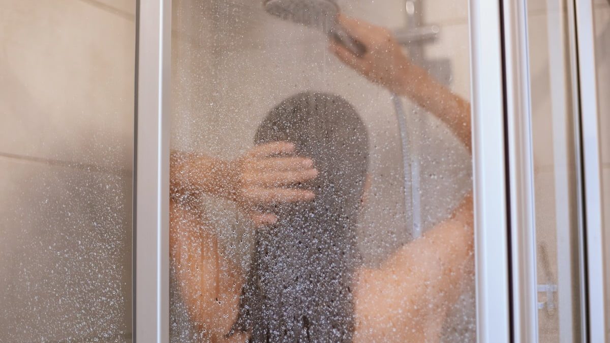 mulher tomando banho de chuveiro freepik