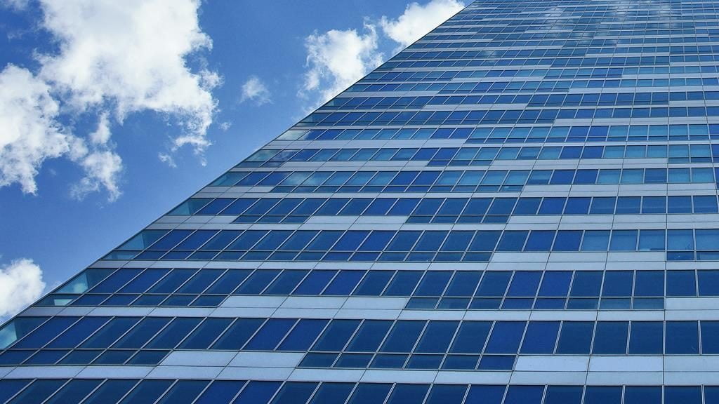 alguns prédios utilizam as placas solares para compor a fachada