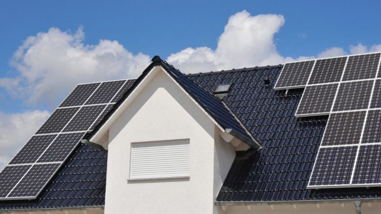 Quantos painéis solares preciso em casa?