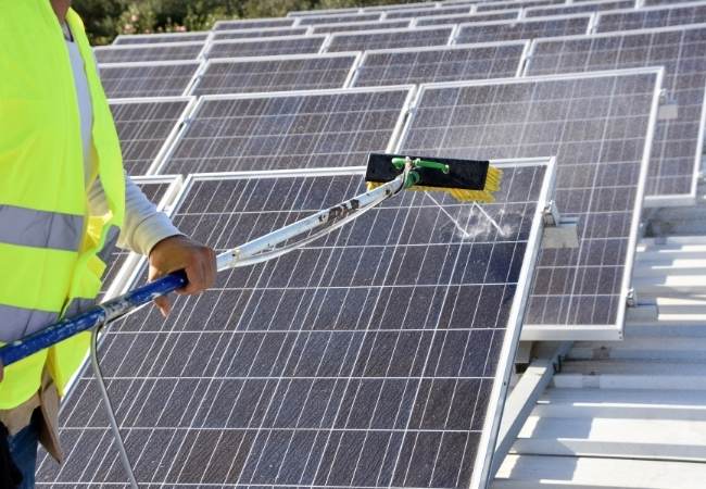Limpar os painéis solares: em caso de dúvida, contrate pessoal especializado