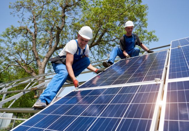 homens instalando painéis de energia solar