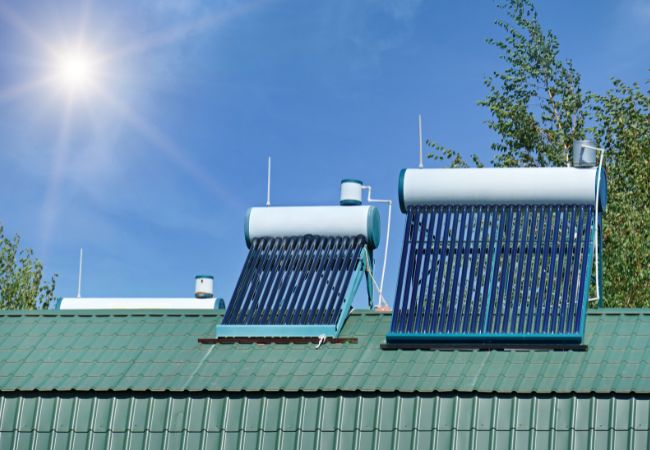 O aquecedor solar busca captar o calor e após isso, aquece a água presente no boiler.
