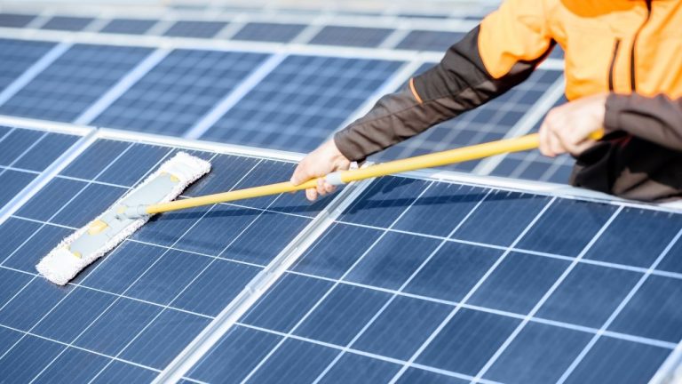 Como deve ser realizada a limpeza dos painéis solares?