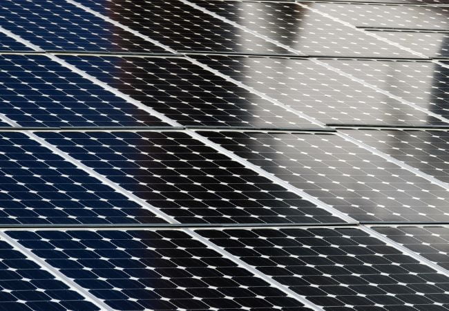 Confira como são fabricados os painéis solares de silício