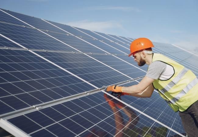 Por que precisa pedir autorização para instalar energia solar? 