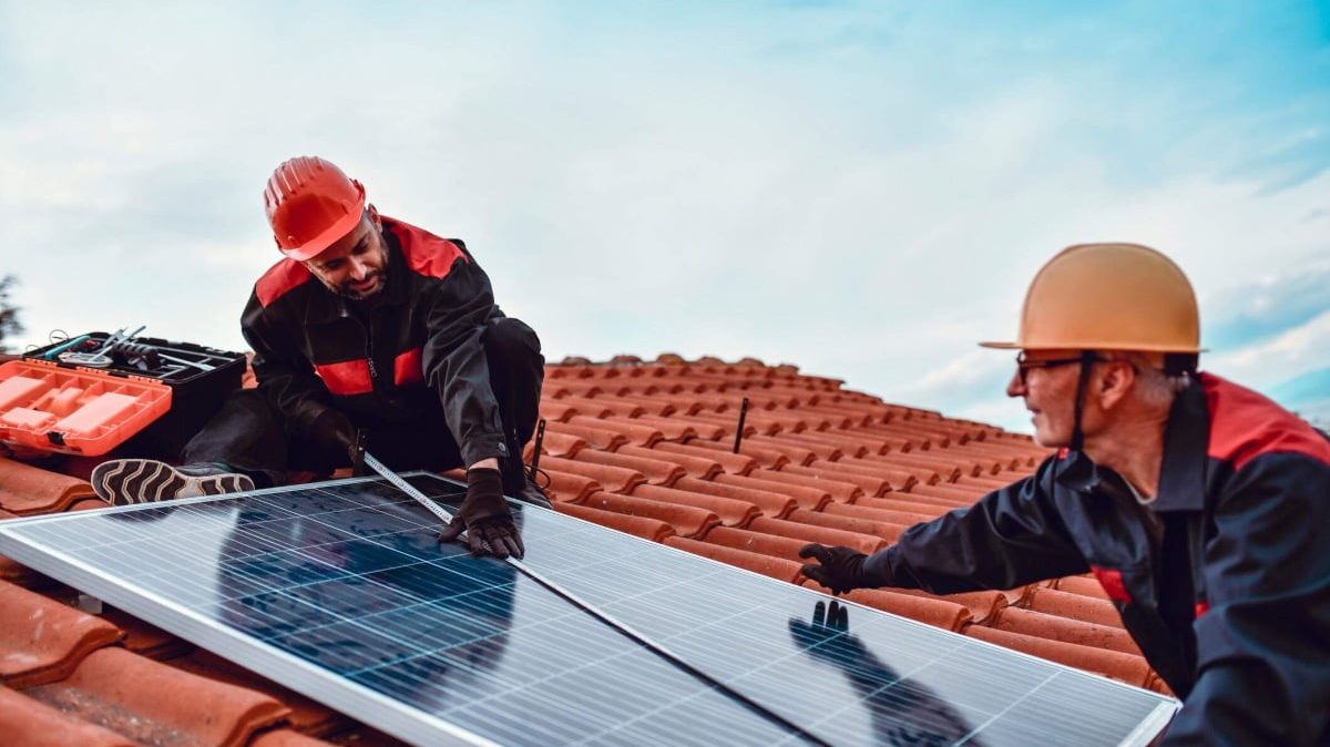 profissionais instalando placas fotovoltaicas